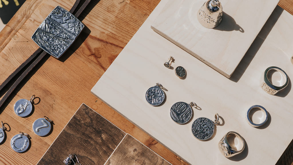 Accessories: wallets, jewellery, wallets, leather goods